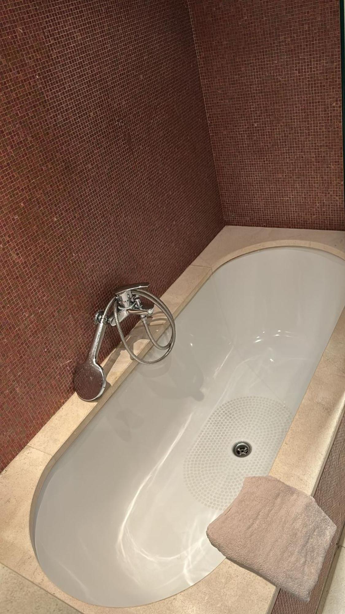 Apartment Au Calme, Avec Balcon, Bail Mobilite Ok *
